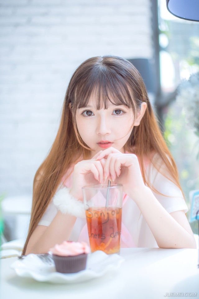 刘璋目光复杂的看了刘璝一眼，又看看那两人，事情的真相也已经清楚，无奈的叹了口气，摇头道：“此事也要怪我，若非我数月不曾理事，更错信奸人，也不至于让奸人得逞。”